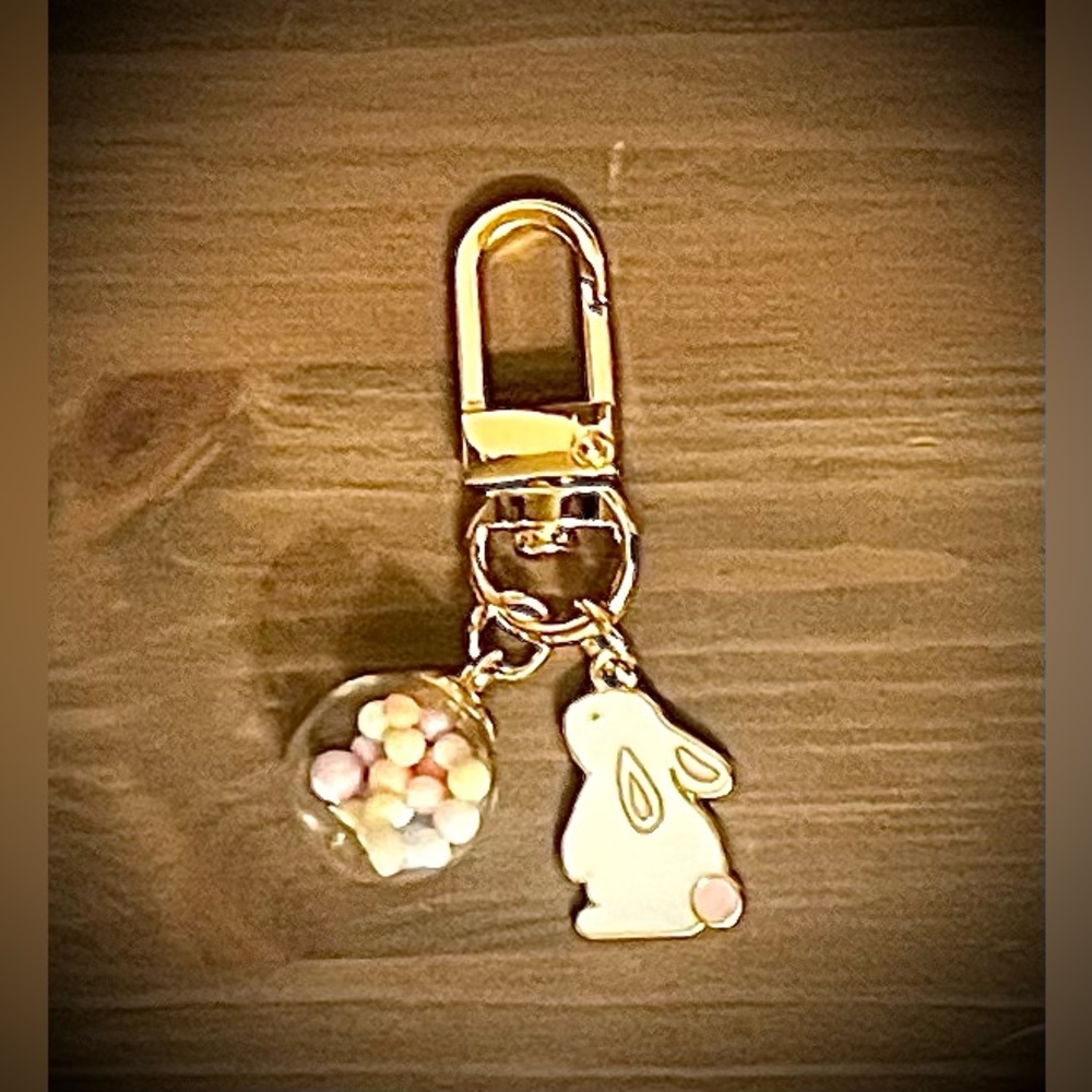 ✨NWOT✨ BUNNY W/ CONFETTI BALL KEYRING/CHARM